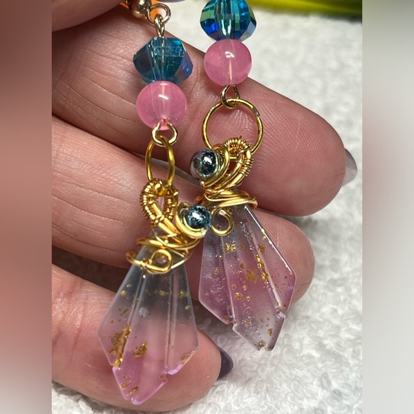 🌸Pink/blue with glitter- sea shells/carved stones copper earrings-artisan NEW - Picture 4 of 9